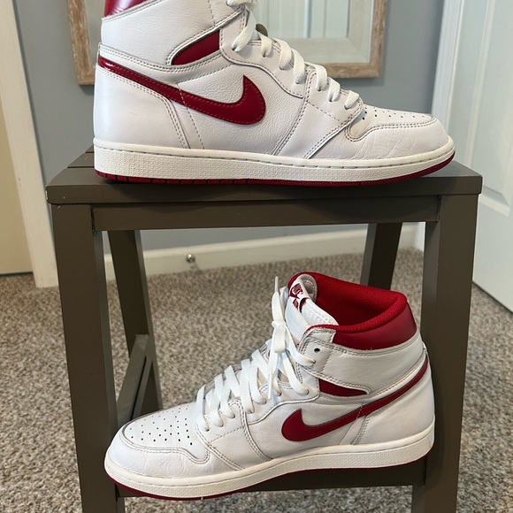 Air Jordan 1 Retro High OG 'Metallic Red - Picture 2 of 9